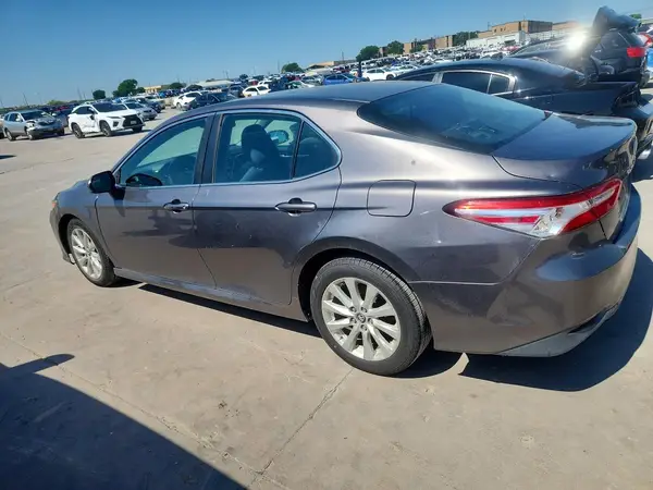4T1B11HK1JU578373 2018 TOYOTA CAMRY - Image 2