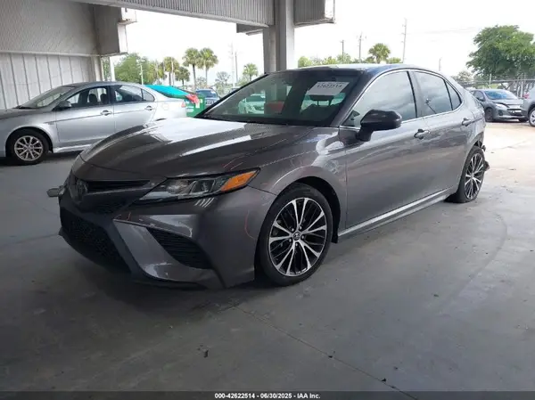 4T1B11HK1JU580057 2018 TOYOTA CAMRY - Image 2