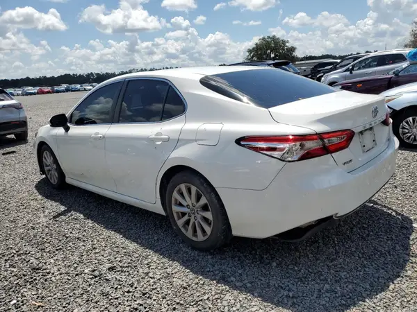 4T1B11HK1JU580088 2018 TOYOTA CAMRY - Image 2