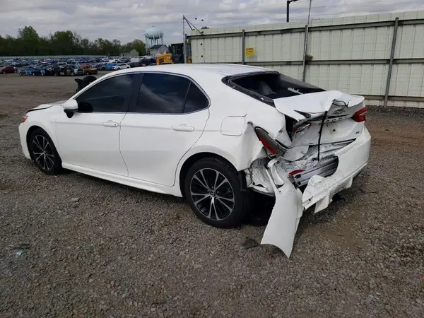 4T1B11HK1JU580219 2018 TOYOTA CAMRY - Image 2