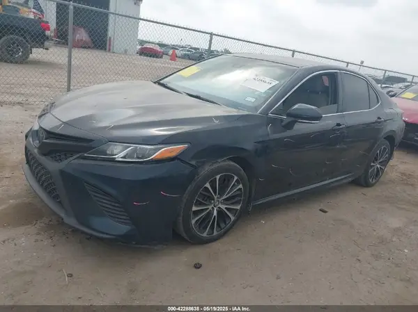 4T1B11HK1JU581175 2018 TOYOTA CAMRY - Image 2