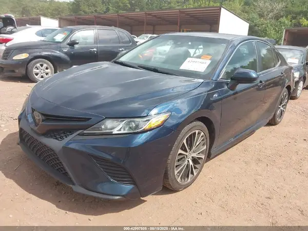 4T1B11HK1JU581418 2018 TOYOTA CAMRY - Image 2