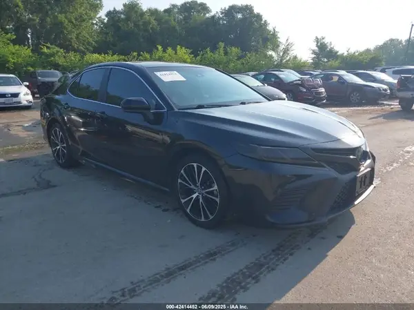 4T1B11HK1JU581628 2018 TOYOTA CAMRY - Image 1