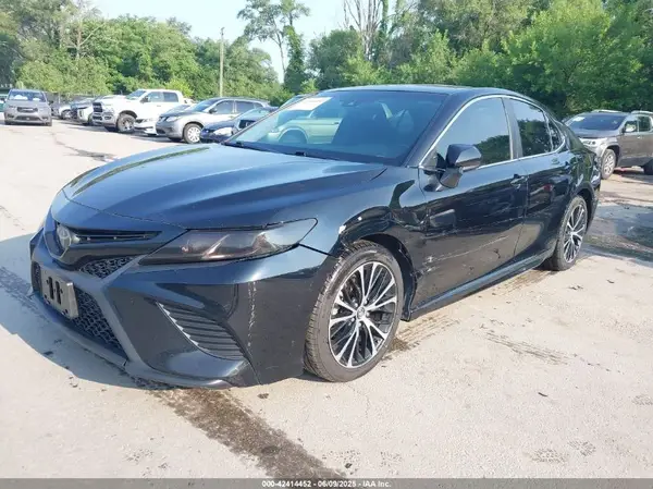 4T1B11HK1JU581628 2018 TOYOTA CAMRY - Image 2