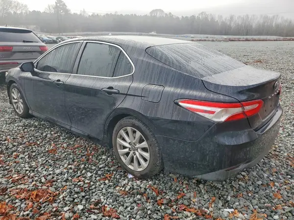 4T1B11HK1JU581869 2018 TOYOTA CAMRY - Image 2