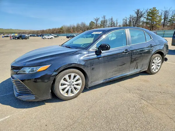 4T1B11HK1JU582200 2018 TOYOTA CAMRY - Image 1