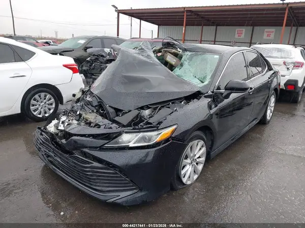 4T1B11HK1JU582326 2018 TOYOTA CAMRY - Image 2