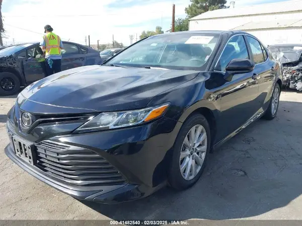 4T1B11HK1JU583394 2018 TOYOTA CAMRY - Image 2