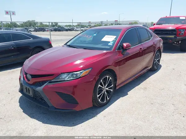 4T1B11HK1JU585632 2018 TOYOTA CAMRY - Image 2