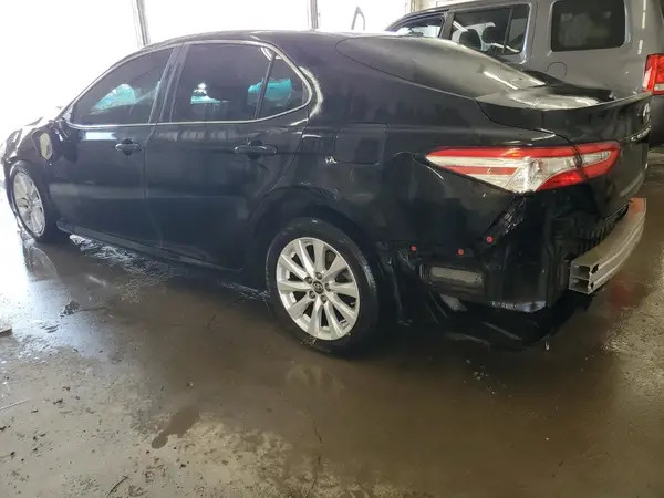 4T1B11HK1JU585744 2018 TOYOTA CAMRY - Image 2