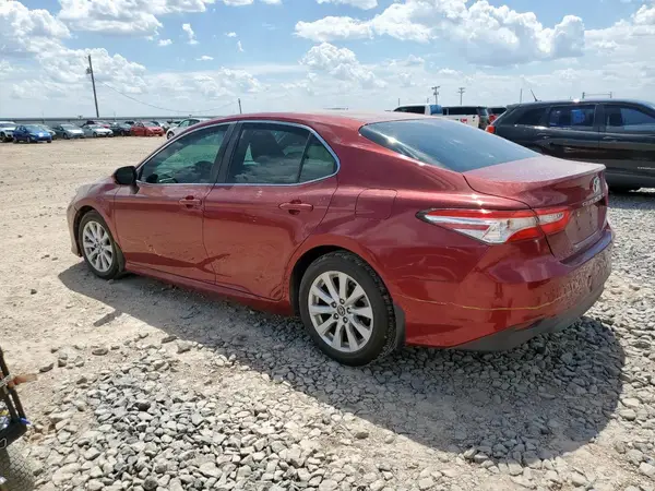 4T1B11HK1JU586196 2018 TOYOTA CAMRY - Image 2