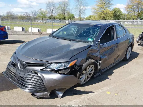 4T1B11HK1JU586246 2018 TOYOTA CAMRY - Image 2