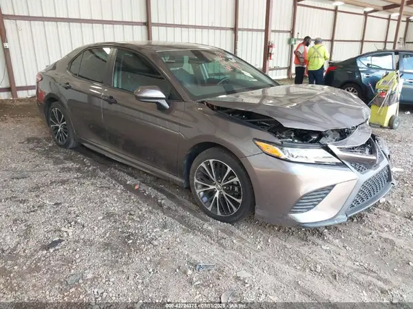 4T1B11HK1JU586568 2018 TOYOTA CAMRY - Image 1