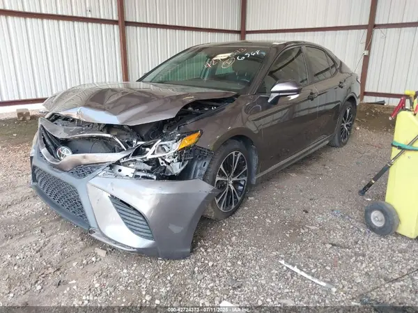 4T1B11HK1JU586568 2018 TOYOTA CAMRY - Image 2