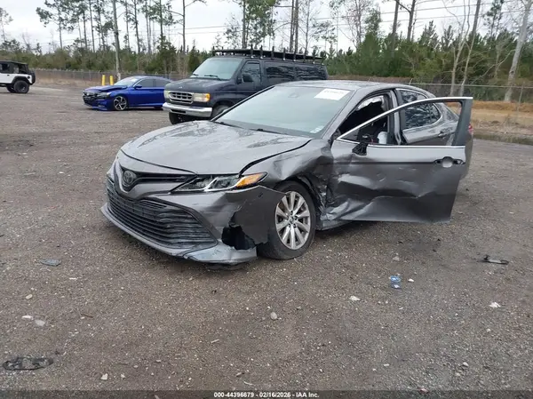 4T1B11HK1JU586926 2018 TOYOTA CAMRY - Image 2