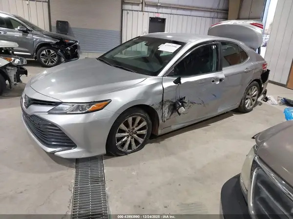 4T1B11HK1JU589471 2018 TOYOTA CAMRY - Image 2