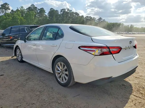 4T1B11HK1JU589695 2018 TOYOTA CAMRY - Image 2