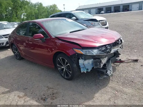 4T1B11HK1JU589728 2018 TOYOTA CAMRY - Image 1