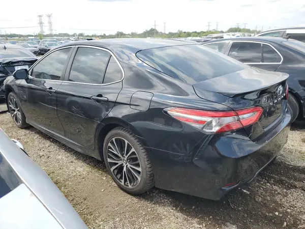 4T1B11HK1JU589812 2018 TOYOTA CAMRY - Image 2