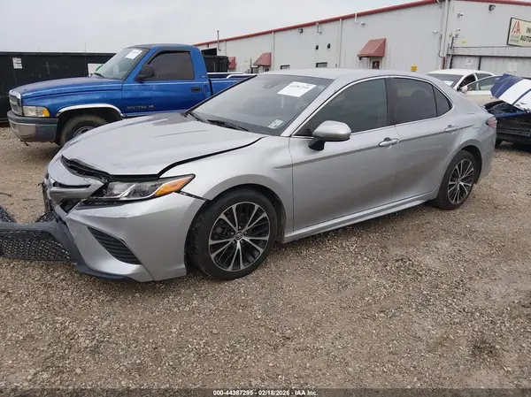 4T1B11HK1JU590782 2018 TOYOTA CAMRY - Image 2