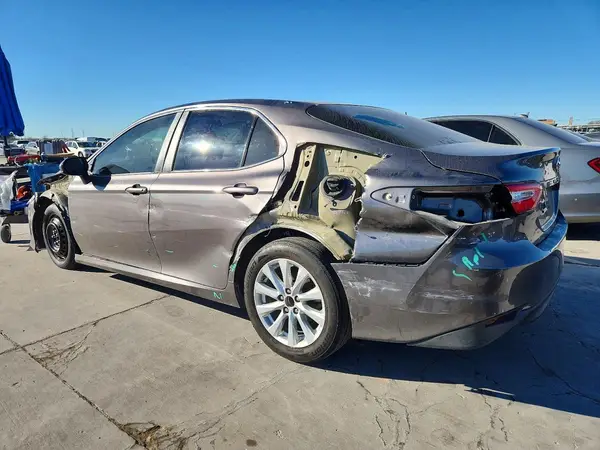 4T1B11HK1JU594914 2018 TOYOTA CAMRY - Image 2