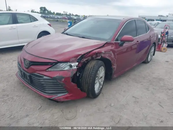 4T1B11HK1JU596744 2018 TOYOTA CAMRY - Image 2