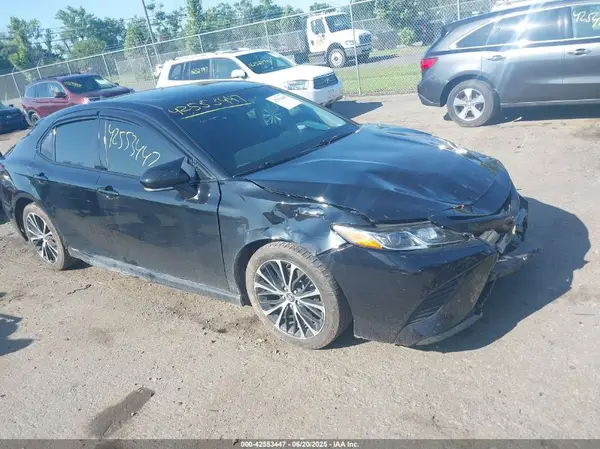 4T1B11HK1JU597618 2018 TOYOTA CAMRY - Image 1