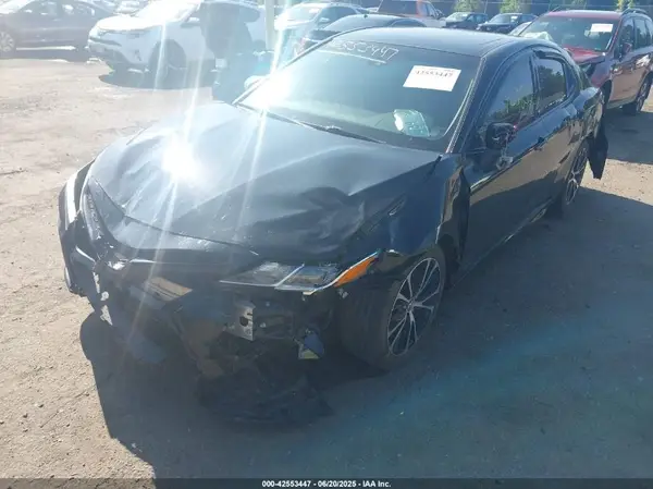4T1B11HK1JU597618 2018 TOYOTA CAMRY - Image 2