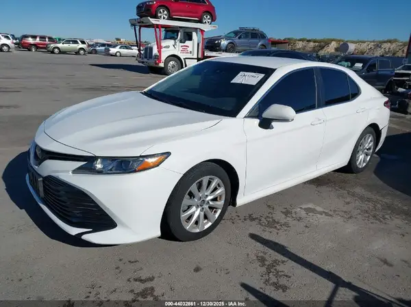 4T1B11HK1JU598011 2018 TOYOTA CAMRY - Image 2
