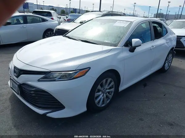 4T1B11HK1JU598073 2018 TOYOTA CAMRY - Image 2