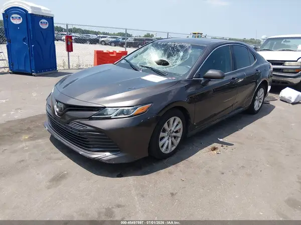 4T1B11HK1JU598932 2018 TOYOTA CAMRY - Image 2