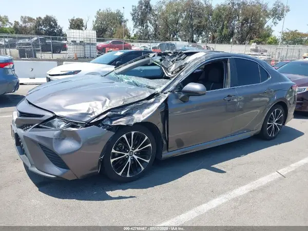 4T1B11HK1JU599790 2018 TOYOTA CAMRY - Image 2