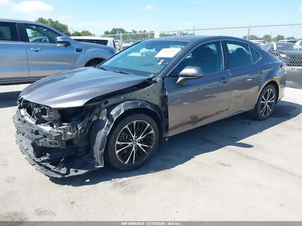 4T1B11HK1JU602221 2018 TOYOTA CAMRY - Image 2