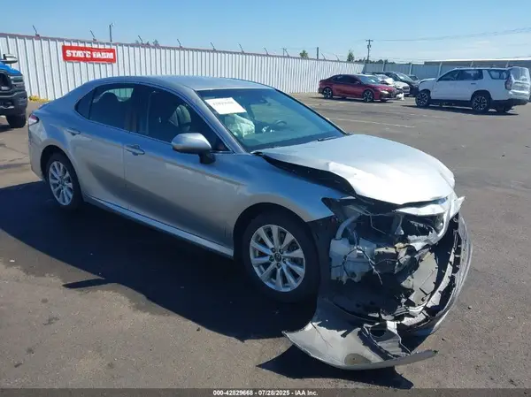 4T1B11HK1JU605605 2018 TOYOTA CAMRY - Image 1