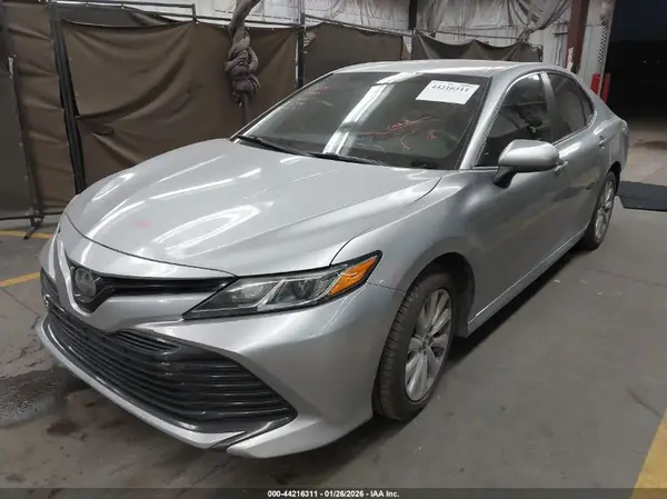 4T1B11HK1JU607127 2018 TOYOTA CAMRY - Image 2