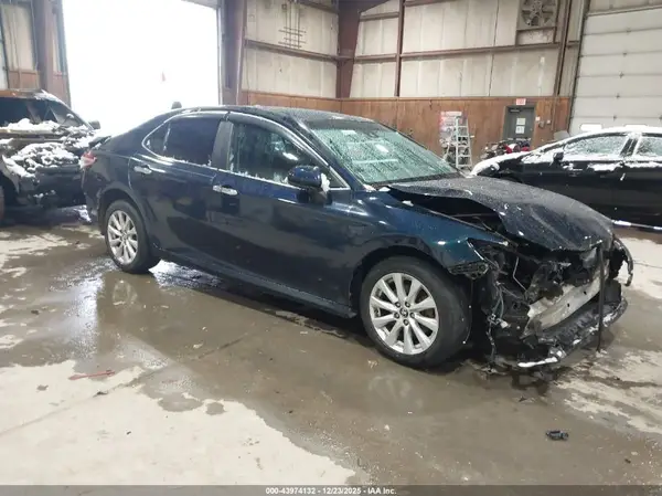 4T1B11HK1JU608388 2018 TOYOTA CAMRY - Image 1