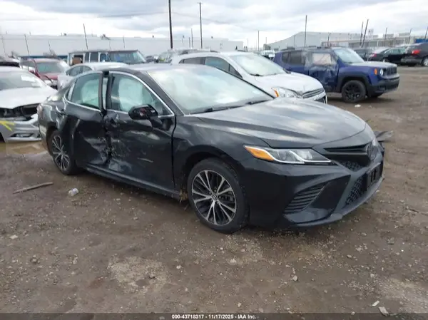 4T1B11HK1JU608486 2018 TOYOTA CAMRY - Image 1