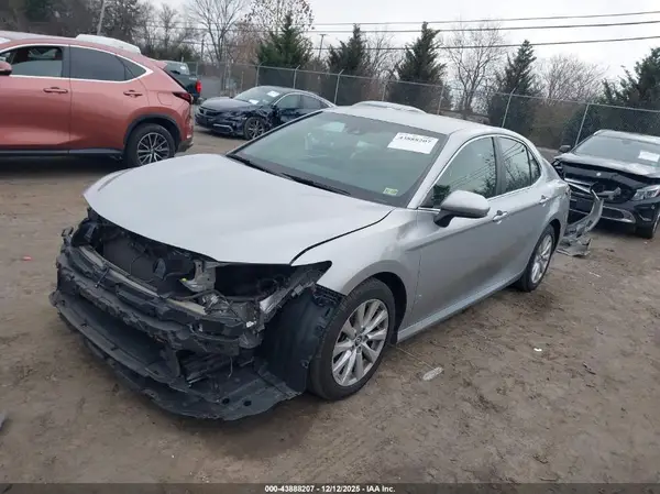 4T1B11HK1JU610321 2018 TOYOTA CAMRY - Image 2