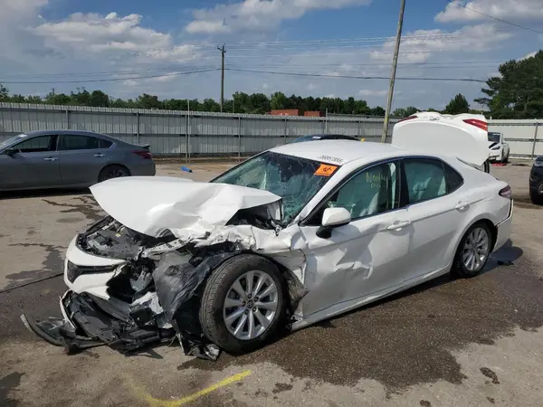 4T1B11HK1JU612070 2018 TOYOTA CAMRY - Image 1