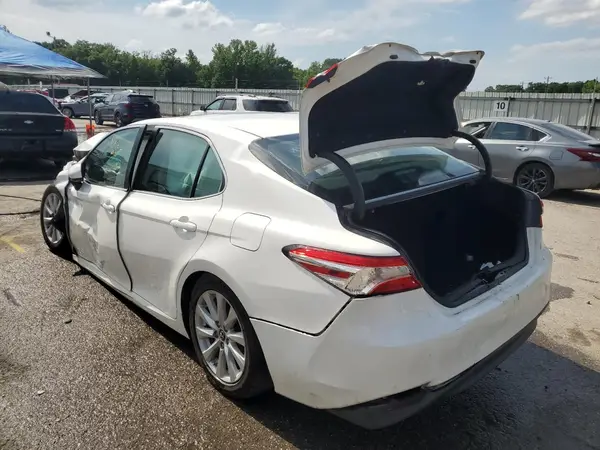 4T1B11HK1JU612070 2018 TOYOTA CAMRY - Image 2