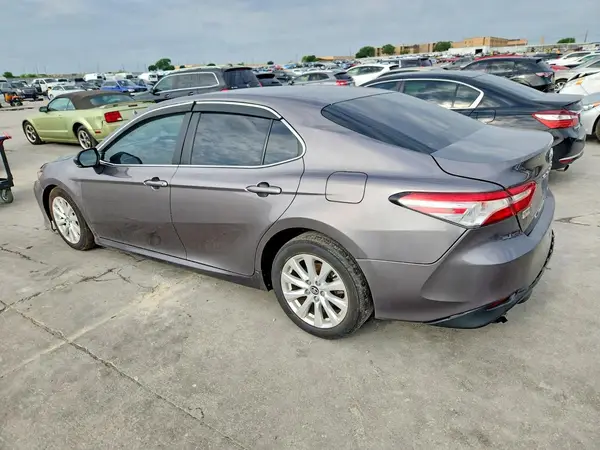4T1B11HK1JU613848 2018 TOYOTA CAMRY - Image 2