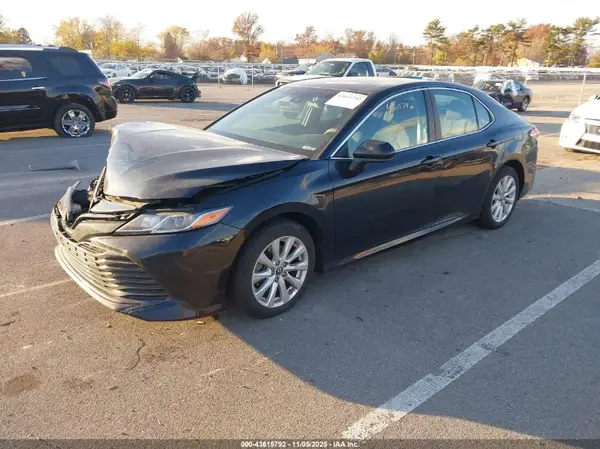 4T1B11HK1JU621139 2018 TOYOTA CAMRY - Image 2