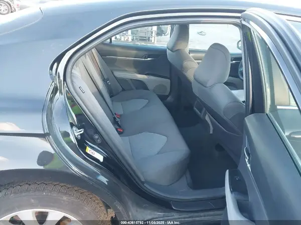 4T1B11HK1JU621139 2018 TOYOTA CAMRY - Image 8