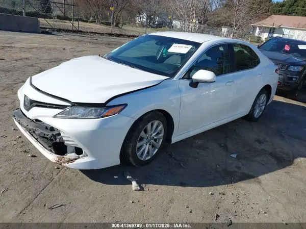 4T1B11HK1JU621500 2018 TOYOTA CAMRY - Image 2