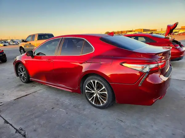 4T1B11HK1JU621528 2018 TOYOTA CAMRY - Image 2