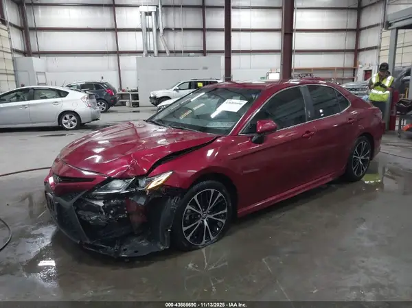 4T1B11HK1JU621562 2018 TOYOTA CAMRY - Image 2