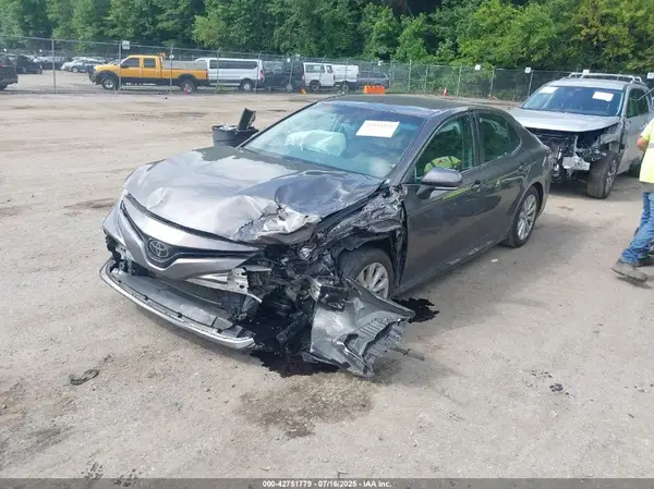 4T1B11HK1JU624042 2018 TOYOTA CAMRY - Image 2