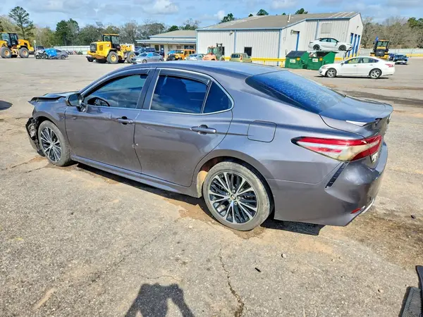 4T1B11HK1JU626065 2018 TOYOTA CAMRY - Image 2