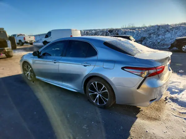 4T1B11HK1JU631637 2018 TOYOTA CAMRY - Image 2