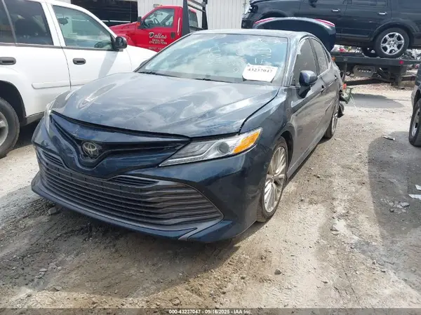 4T1B11HK1JU632058 2018 TOYOTA CAMRY - Image 2